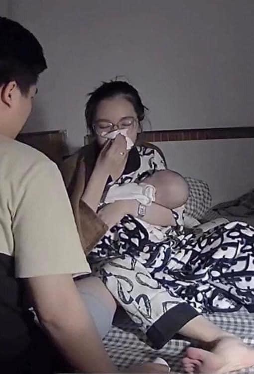 Mẹ bỉm tỉnh dậy giữa đêm dỗ con, hành động của người chồng khiến ai cũng ngưỡng mộ-5