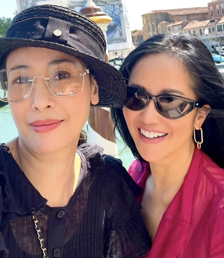 Cô Bống Hồng Nhung đọ style cháu gái Hoa hậu: U60 mặc áo soi thấu nội y-1