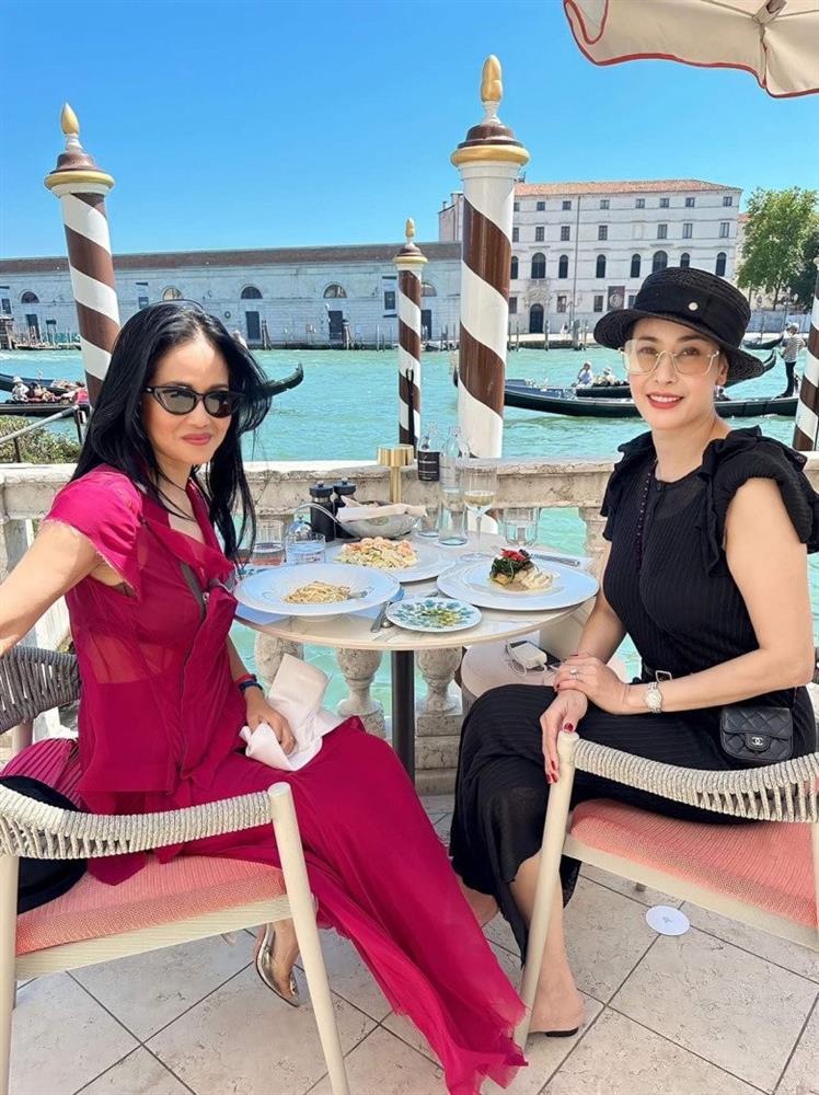 Cô Bống Hồng Nhung đọ style cháu gái Hoa hậu: U60 mặc áo soi thấu nội y-2