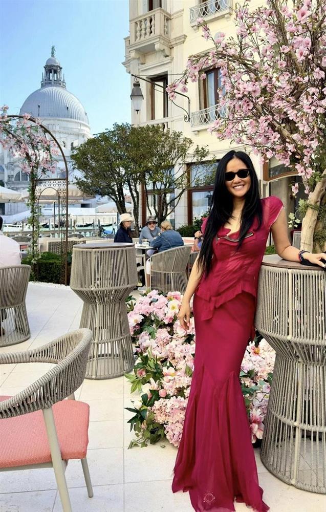 Cô Bống Hồng Nhung đọ style cháu gái Hoa hậu: U60 mặc áo soi thấu nội y-4