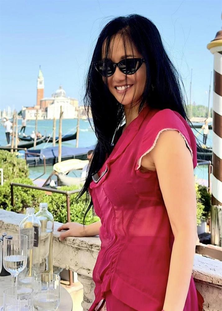 Cô Bống Hồng Nhung đọ style cháu gái Hoa hậu: U60 mặc áo soi thấu nội y-5