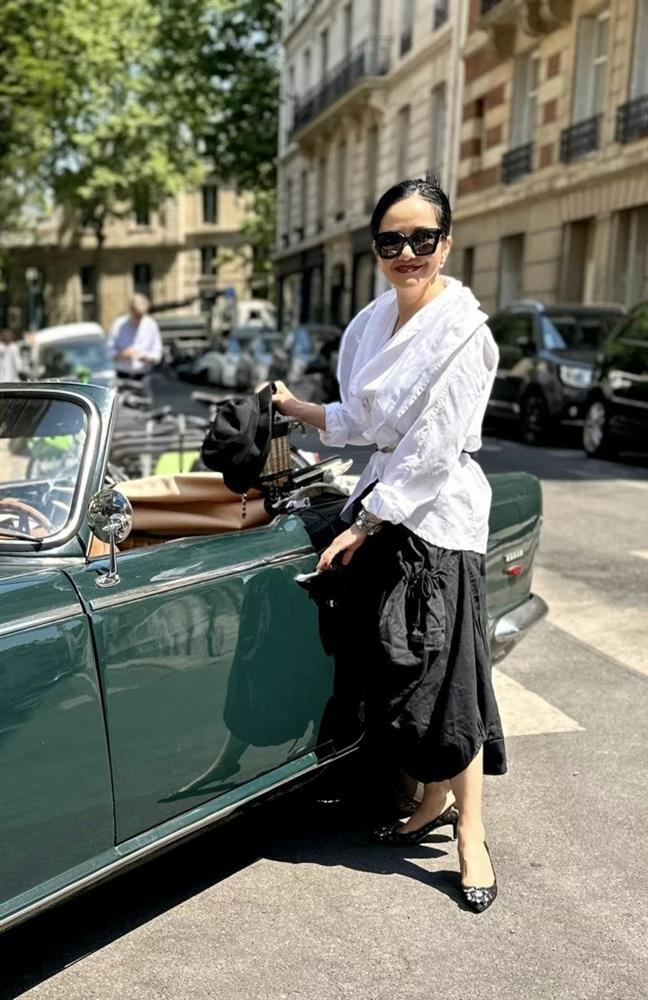 Cô Bống Hồng Nhung đọ style cháu gái Hoa hậu: U60 mặc áo soi thấu nội y-9