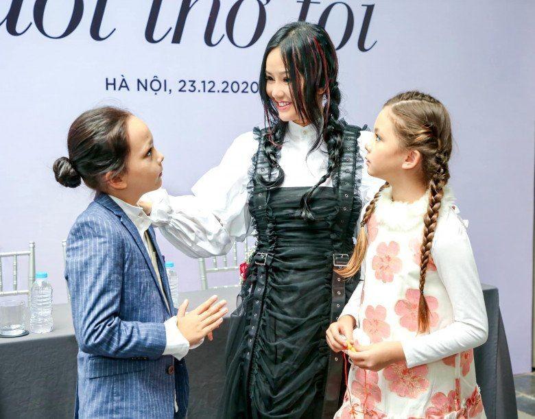 Cô Bống Hồng Nhung đọ style cháu gái Hoa hậu: U60 mặc áo soi thấu nội y-12