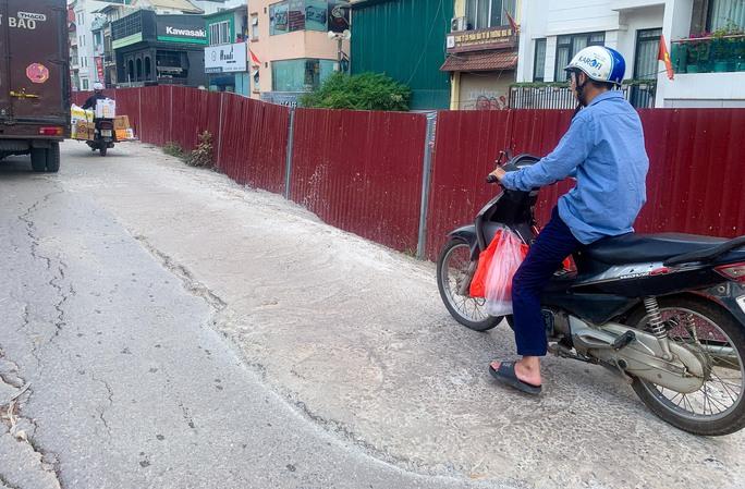 Mặt đường Âu Cơ nứt toác khi thi công dự án mở rộng đê-14