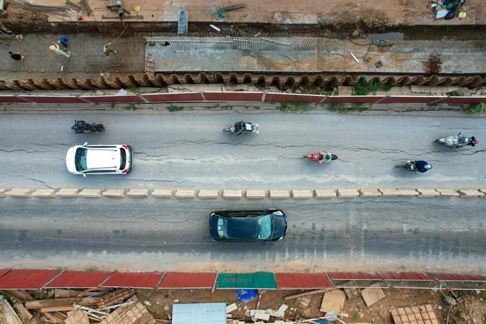 Mặt đường Âu Cơ nứt toác khi thi công dự án mở rộng đê-17