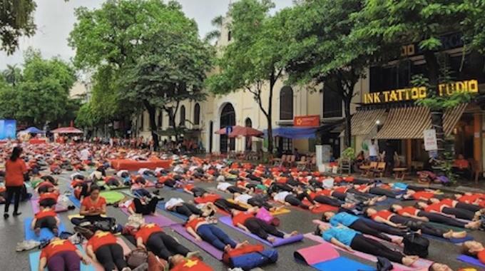 Hàng trăm người nằm ở phố đi bộ Hồ Gươm, quận Hoàn Kiếm nói gì?-1