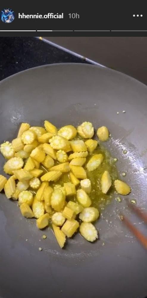 HHen Niê được fan quốc tế săn đón, ăn gì để body vạn người mê?-14