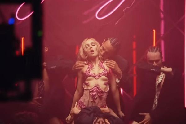 Những bộ phim gây tranh cãi vì quá nhiều cảnh 18+-9