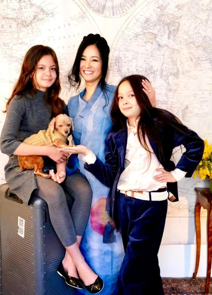 Hai con sinh đôi cao lớn hơn mẹ của diva Hồng Nhung-13
