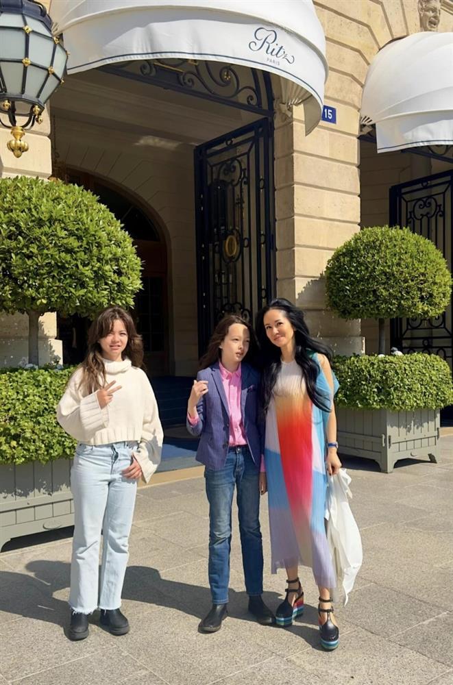 Hai con sinh đôi cao lớn hơn mẹ của diva Hồng Nhung-3