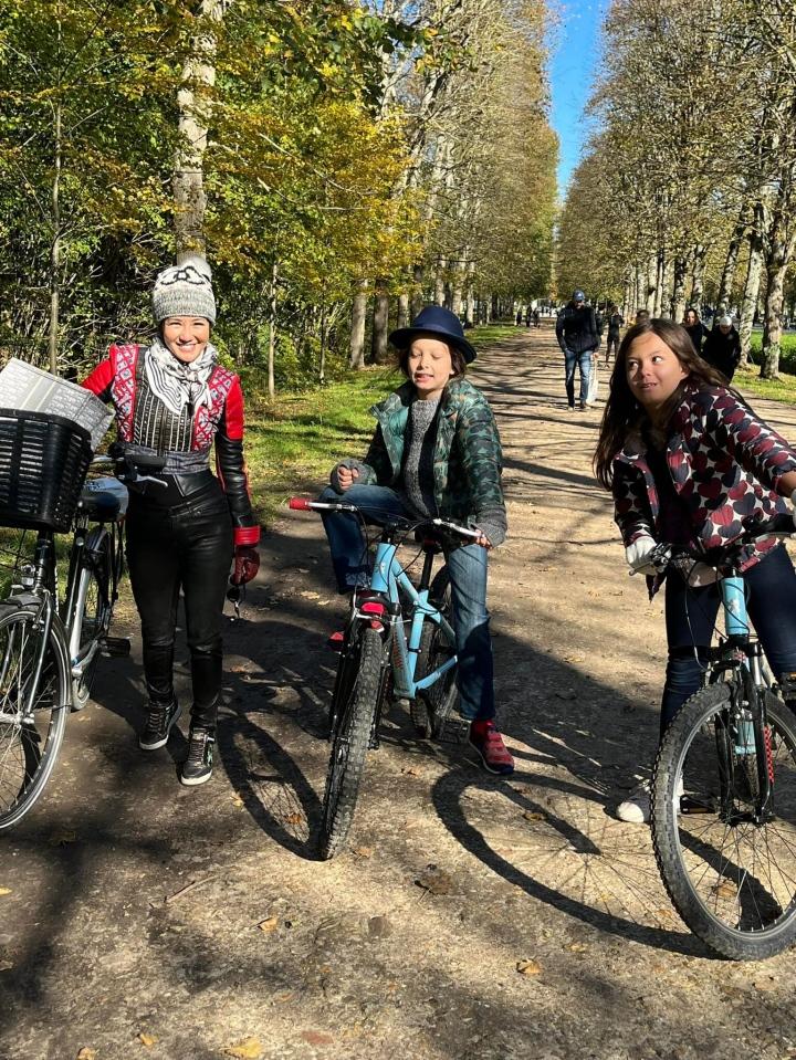 Hai con sinh đôi cao lớn hơn mẹ của diva Hồng Nhung-7