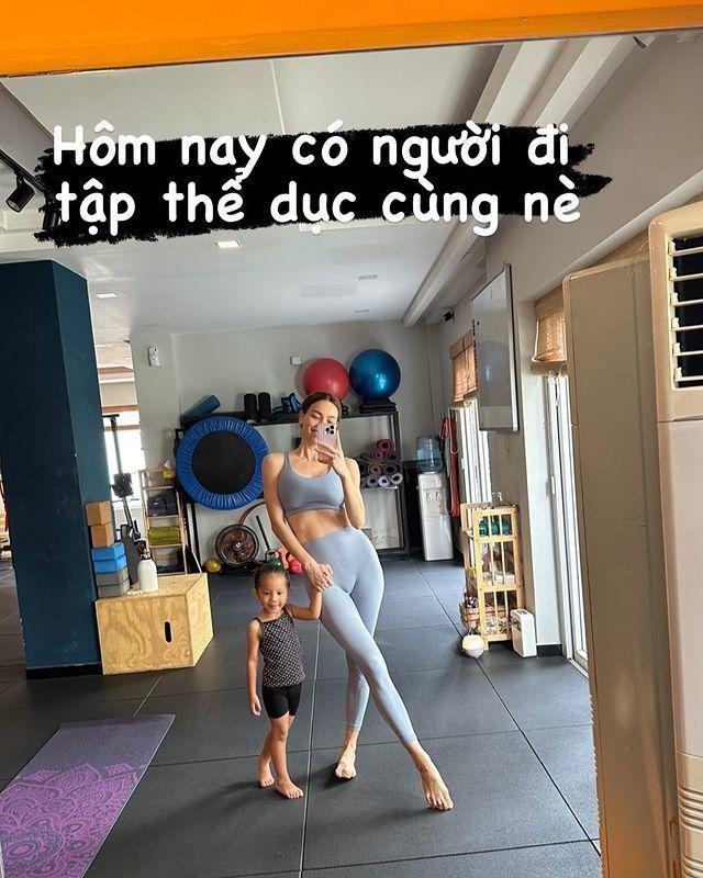 Lisa theo mẹ Hà Hồ đi tập yoga ra dáng dân chuyên, không còn lạc quẻ-1