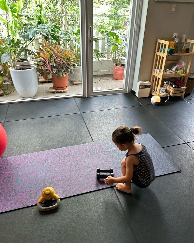 Lisa theo mẹ Hà Hồ đi tập yoga ra dáng dân chuyên, không còn lạc quẻ-2