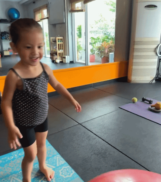Lisa theo mẹ Hà Hồ đi tập yoga ra dáng dân chuyên, không còn lạc quẻ-3