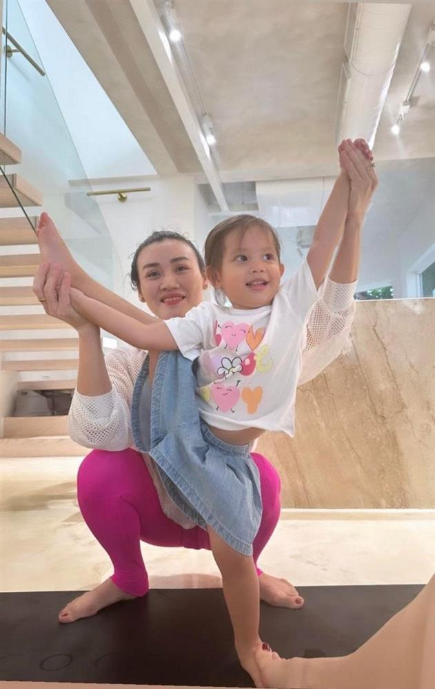Lisa theo mẹ Hà Hồ đi tập yoga ra dáng dân chuyên, không còn lạc quẻ-5