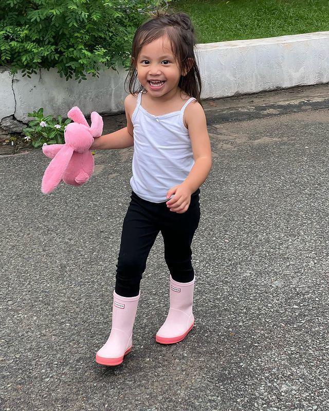 Lisa theo mẹ Hà Hồ đi tập yoga ra dáng dân chuyên, không còn lạc quẻ-11