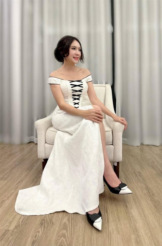 Mặc váy xẻ cao bất tận, Minh Hà có hành động khéo léo khi đứng giữa rừng đàn ông-2