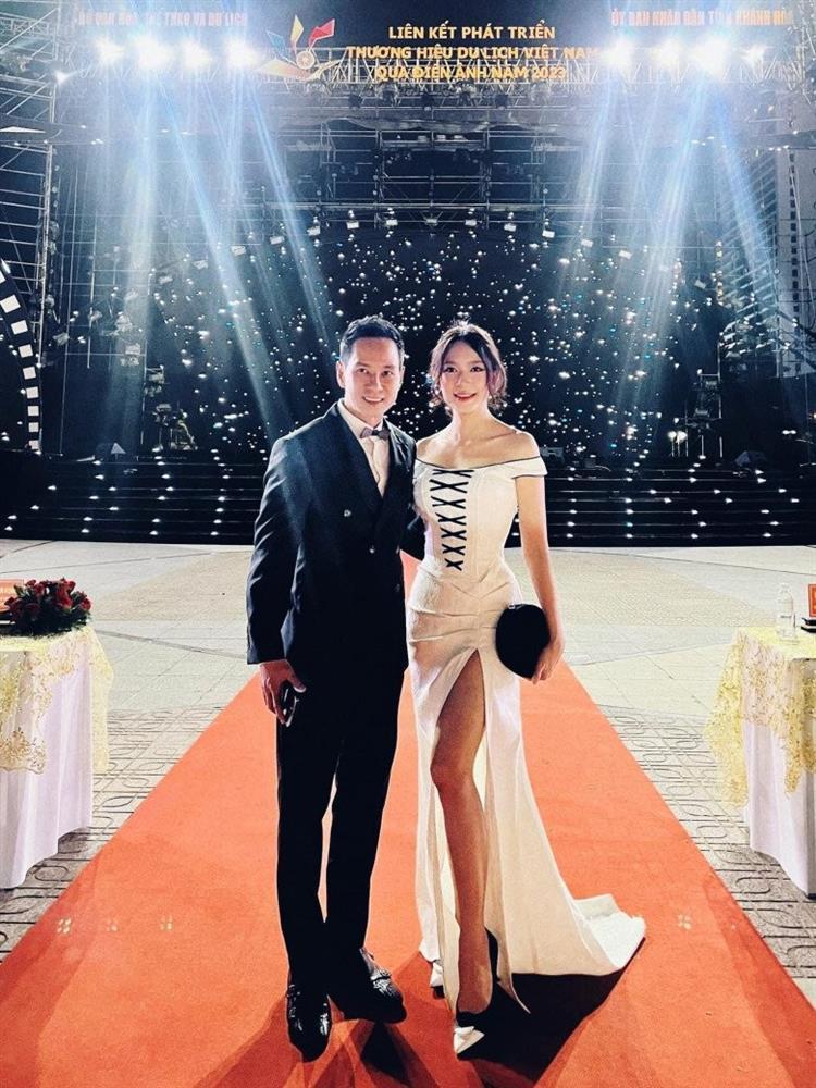 Mặc váy xẻ cao bất tận, Minh Hà có hành động khéo léo khi đứng giữa rừng đàn ông-3