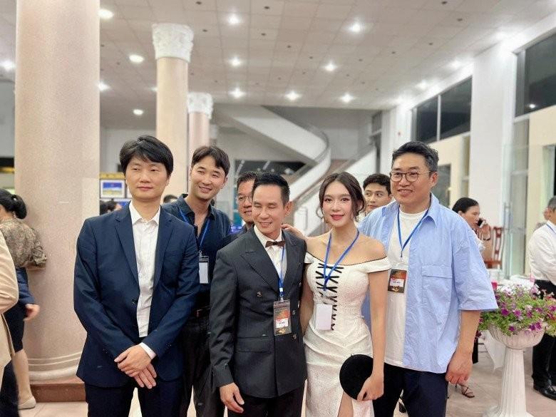 Mặc váy xẻ cao bất tận, Minh Hà có hành động khéo léo khi đứng giữa rừng đàn ông-4