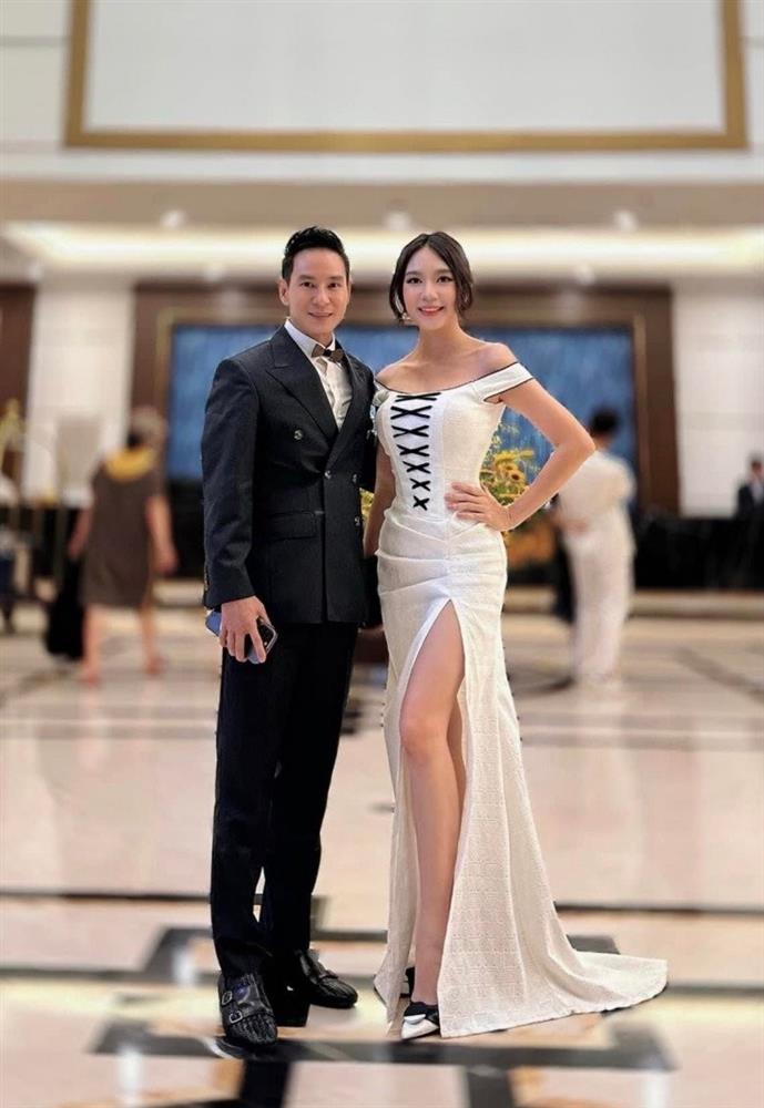 Mặc váy xẻ cao bất tận, Minh Hà có hành động khéo léo khi đứng giữa rừng đàn ông-5