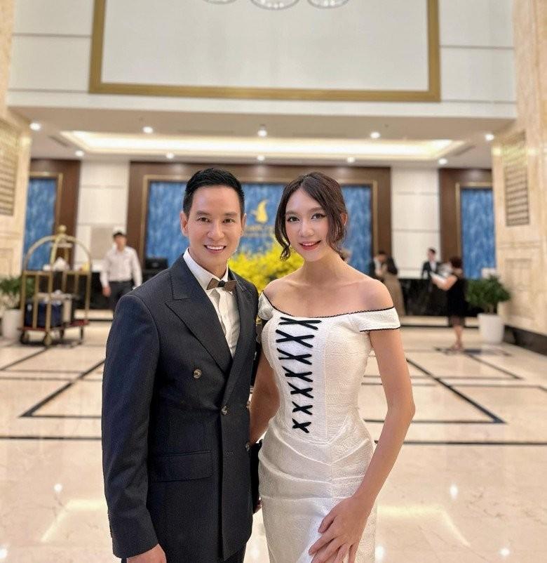 Mặc váy xẻ cao bất tận, Minh Hà có hành động khéo léo khi đứng giữa rừng đàn ông-6