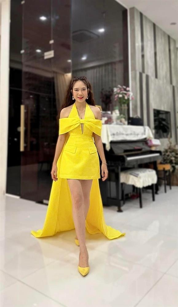 Mặc váy xẻ cao bất tận, Minh Hà có hành động khéo léo khi đứng giữa rừng đàn ông-7