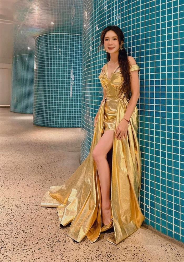 Mặc váy xẻ cao bất tận, Minh Hà có hành động khéo léo khi đứng giữa rừng đàn ông-8