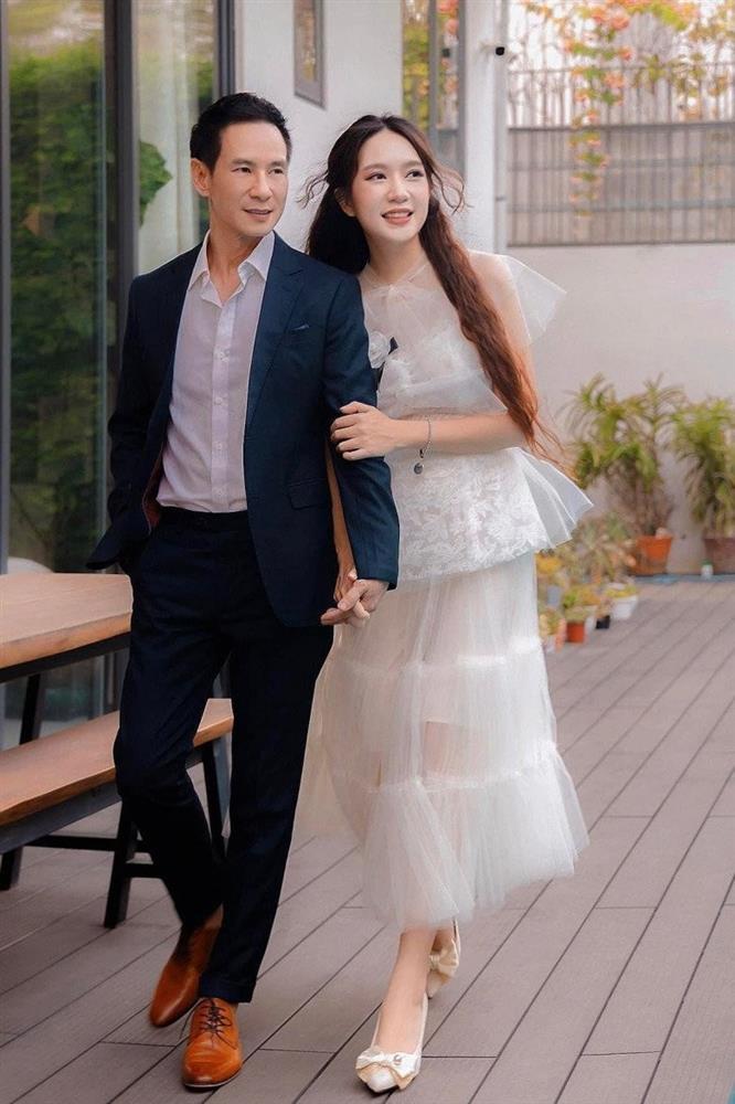 Mặc váy xẻ cao bất tận, Minh Hà có hành động khéo léo khi đứng giữa rừng đàn ông-11