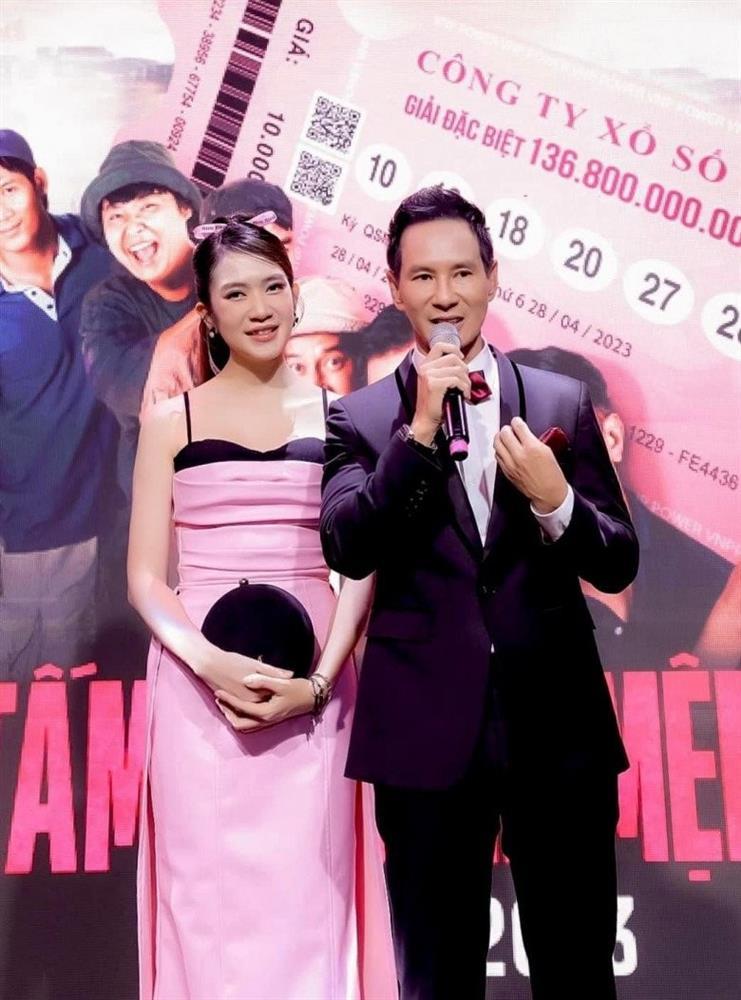 Mặc váy xẻ cao bất tận, Minh Hà có hành động khéo léo khi đứng giữa rừng đàn ông-12