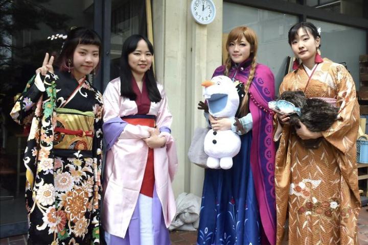 Lễ tốt nghiệp kỳ dị như ngày hội hoá trang của Đại học Kyoto-8