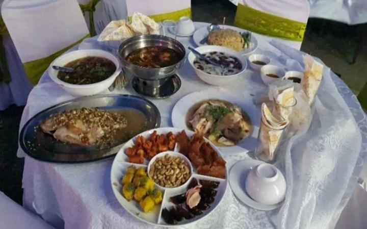 Trúng xổ số độc đắc, người đàn ông mở tiệc tại nghĩa trang-2