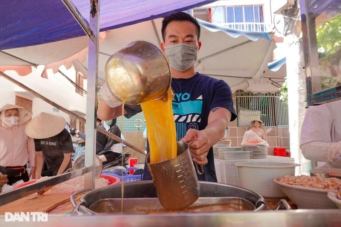 Bỏ việc lương 1.000 USD, chàng trai đi bán bánh canh cua vì... mẹ-1