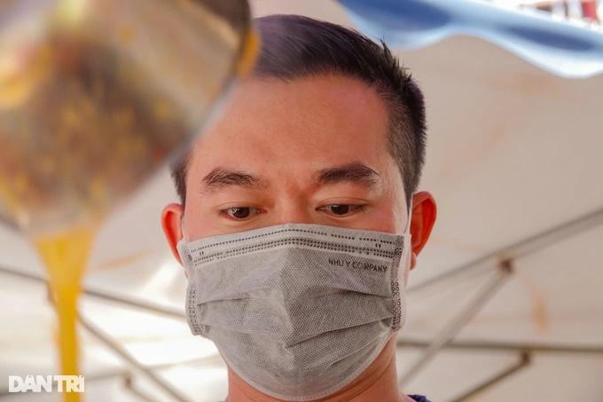 Bỏ việc lương 1.000 USD, chàng trai đi bán bánh canh cua vì... mẹ-4