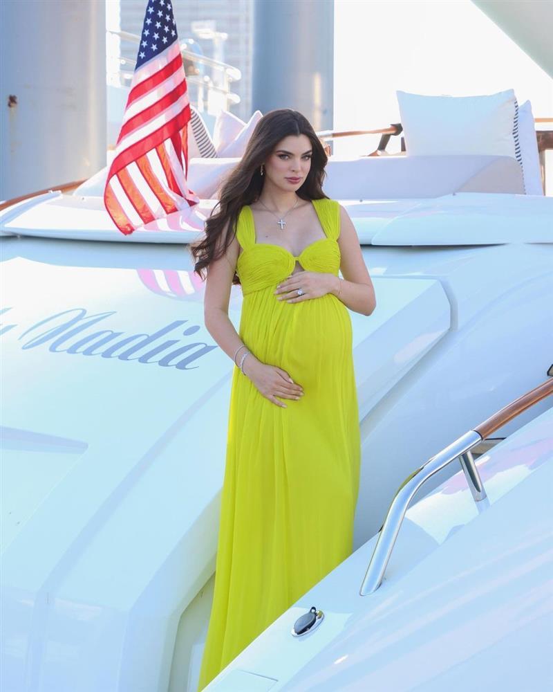 Á hậu Hoàn vũ sinh con đầu lòng với chồng hơn 31 tuổi-1