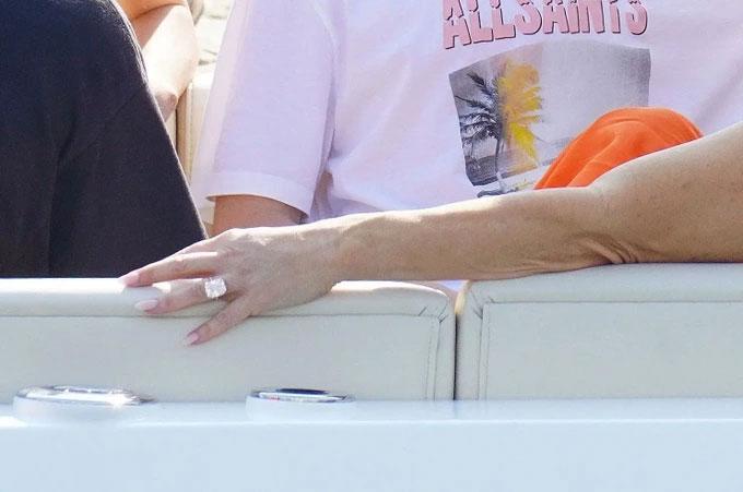 Ngoài tình yêu đẹp, hôn thê của tỷ phú Jeff Bezos sắp nhận thêm những gì?-3