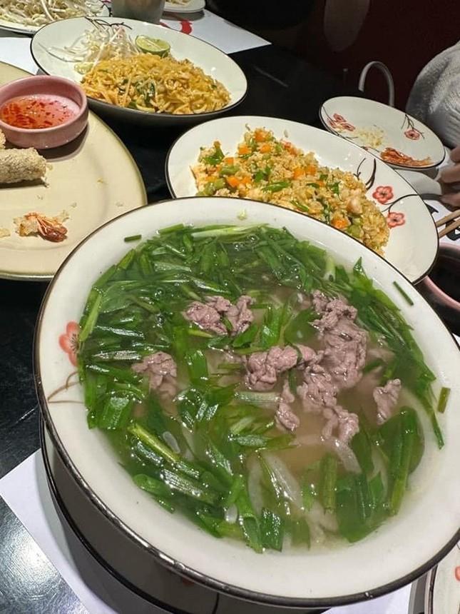 Nữ ca sĩ Trung Quốc mặc gợi cảm, ăn nem cuốn, phở bò ở Hội An