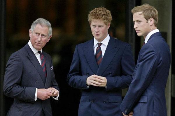 Vua Charles xem đua ngựa cùng con riêng của hoàng hậu-3