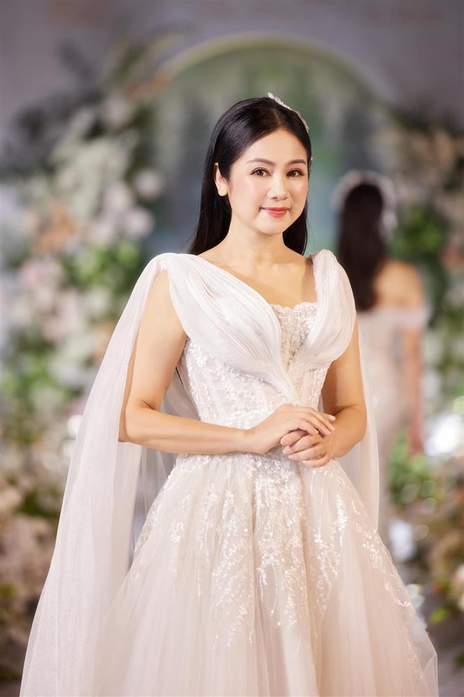 NSND Thu Hà diện váy cưới ở tuổi 54-1