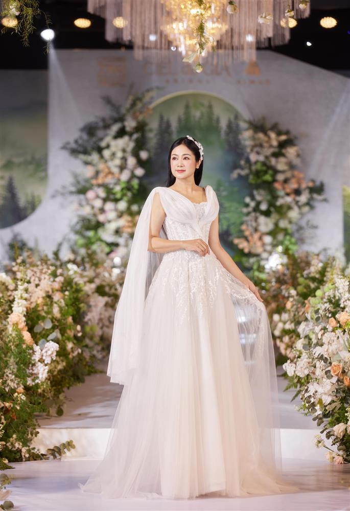 NSND Thu Hà diện váy cưới ở tuổi 54-2