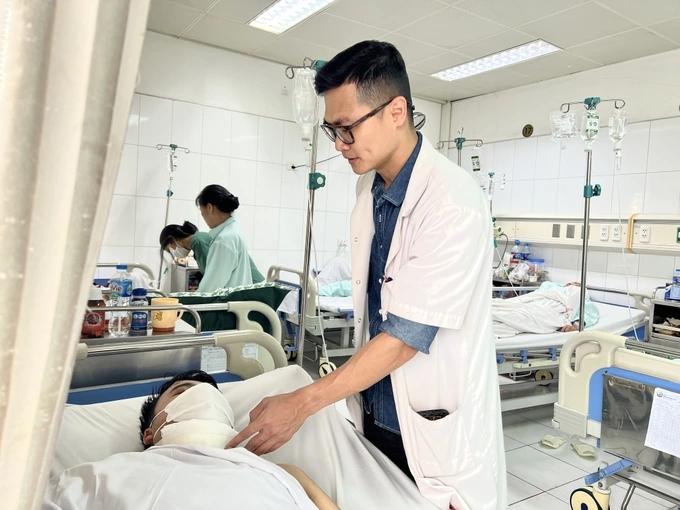 Thanh xà beng dài 90cm đâm xuyên cổ người bệnh-2