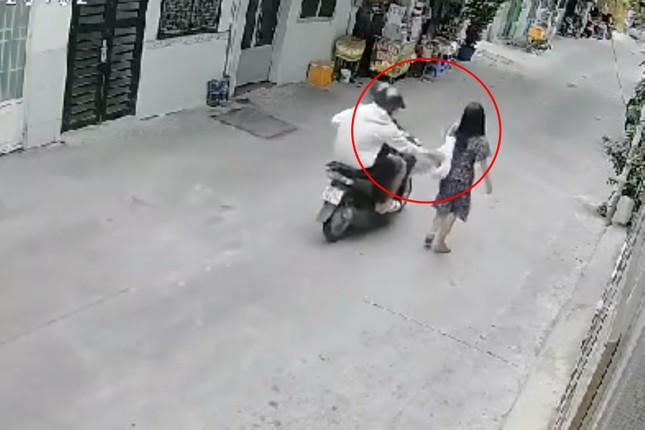 Camera ghi cảnh người phụ nữ bị giật túi xách trong 1 giây ở TPHCM-1
