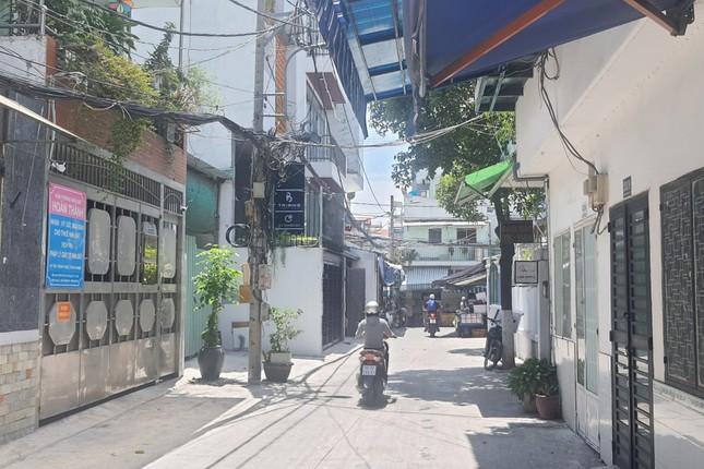 Camera ghi cảnh người phụ nữ bị giật túi xách trong 1 giây ở TPHCM-2