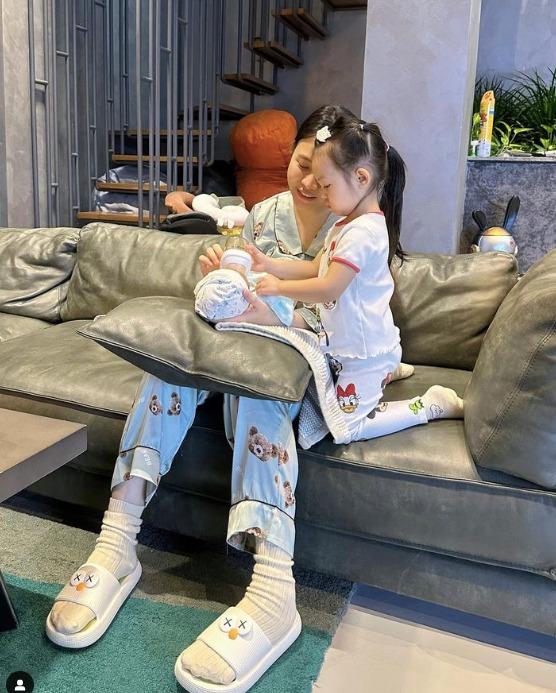 Đàm Thu Trang tranh thủ hẹn hò Cường Đô La giữa lúc bận bịu chăm con trai-1