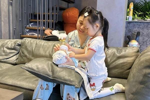 Mới 3 tuổi, con gái Đàm Thu Trang - Cường Đô La đã được ra sân golf-3