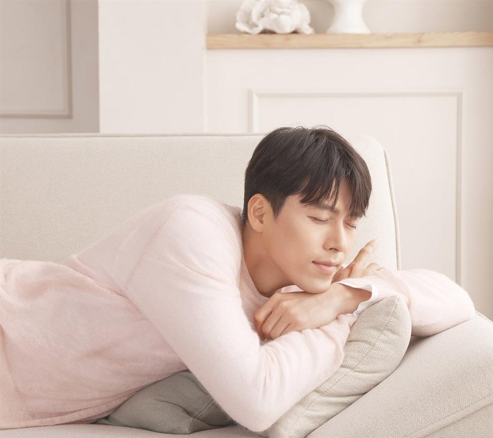 Hyun Bin khoe cận diện mạo tuổi 40, vẻ ngoài ra sao mà đàn em phải dè chừng?-1