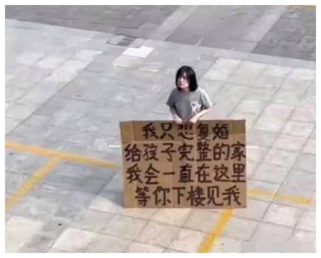 Người phụ nữ quỳ 6 tiếng dưới nắng nóng, cầm biển van xin chồng cũ tái hôn-2