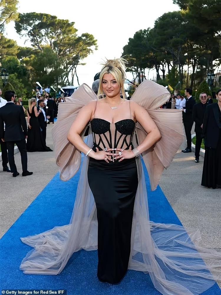 Bị ném điện thoại vào mặt khi đang hát, nữ ca sĩ đau đớn quỵ ngã-2