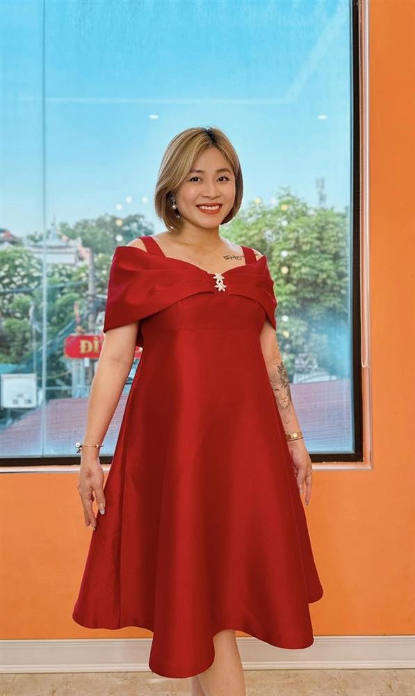 MC Hoàng Linh kín đáo khi lên sóng, dịu dàng khác hẳn vẻ chất chơi đời thường-1