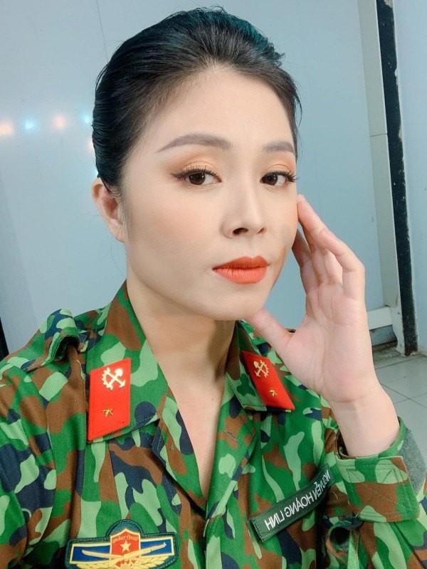 MC Hoàng Linh kín đáo khi lên sóng, dịu dàng khác hẳn vẻ chất chơi đời thường-6