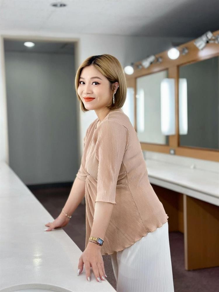 MC Hoàng Linh kín đáo khi lên sóng, dịu dàng khác hẳn vẻ chất chơi đời thường-7